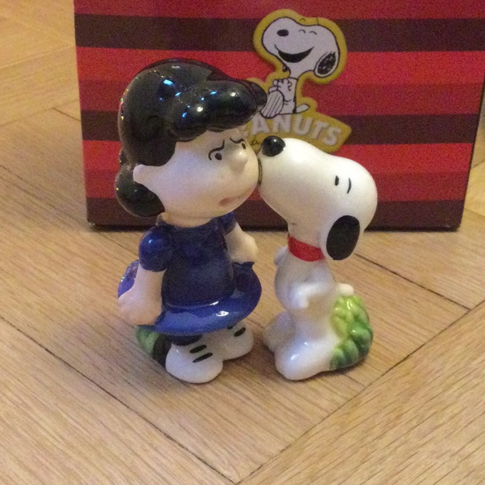 Peanuts Lucy and Snoopy Kiss magnetic salt and pepper shakers
